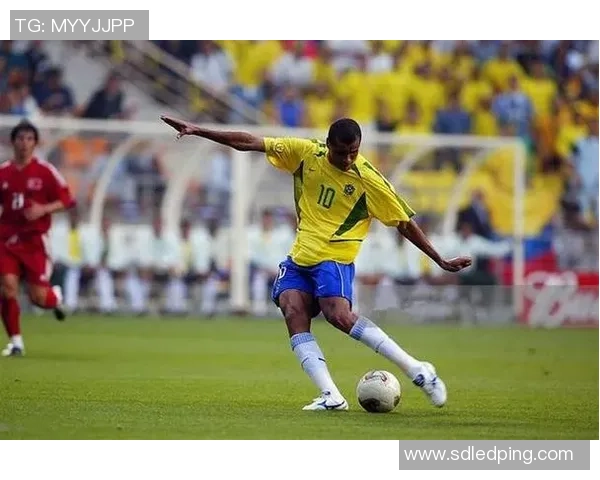 世界杯赛场上的足球鞋传奇:这些球星如何通过鞋子书写历史